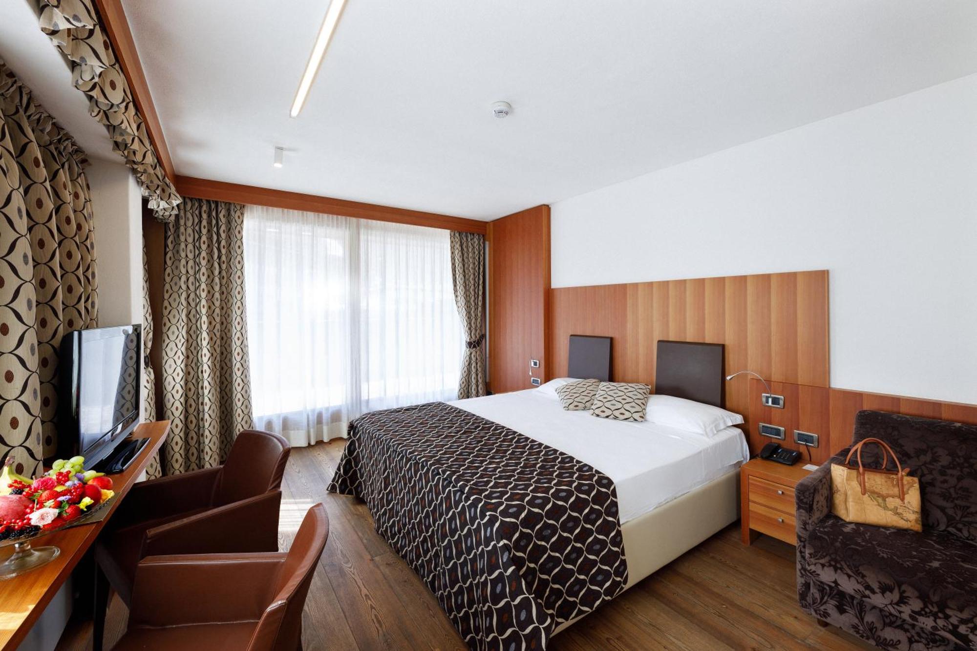 Hotel Alaska Cortina Cortina dʼAmpezzo Dış mekan fotoğraf