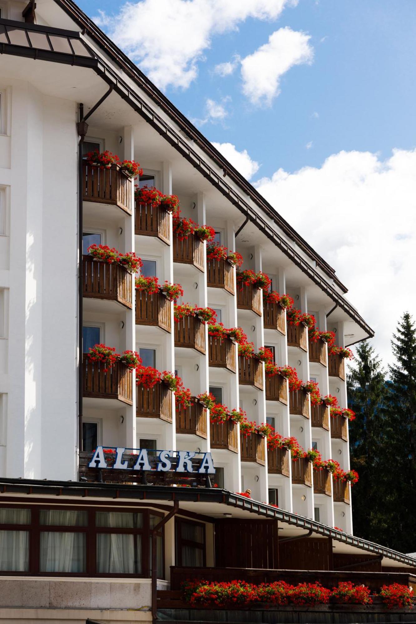 Hotel Alaska Cortina Cortina dʼAmpezzo Dış mekan fotoğraf